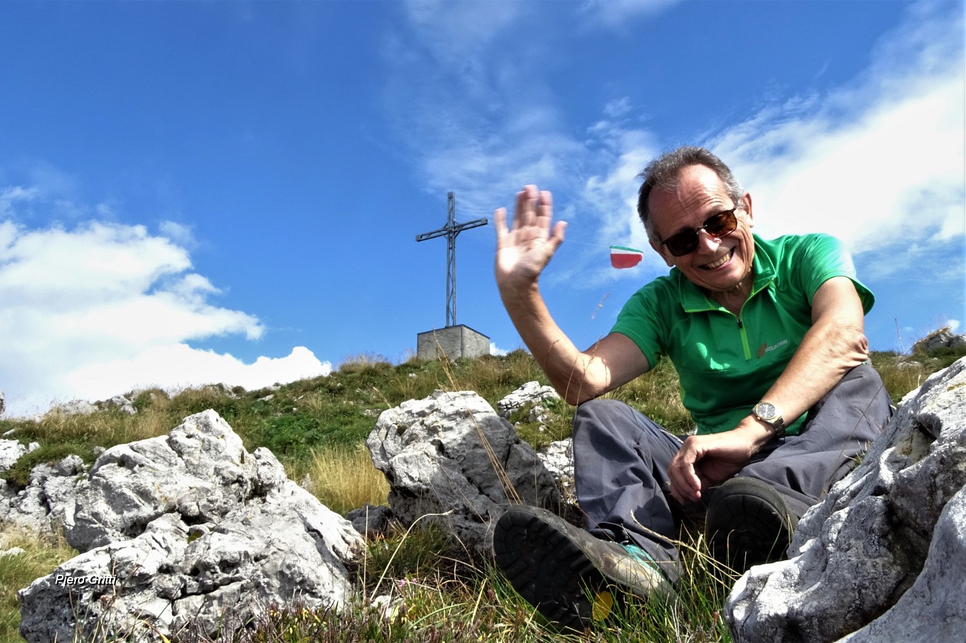 68 Eccomi in vetta Monte  Venturosa. (1999 m)...sventola la bandiera tricolore .JPG